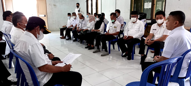 Wali Kota Palu Hadianto Rasyid saat  melaksanakan pertemuan sekaligus berdialog langsung dengan masyarakat di Kelurahan Pantoloan Boya, Rabu (23/6). [Foto: Istimewa]