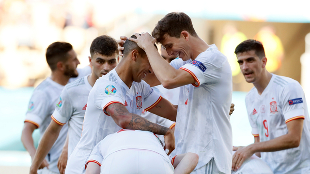 Pemain Spanyol merayakan setelah Pemain Slowakia Juraj Kucka mencetak gol bunuh diri, di Stadion La Cartuja, Seville, Spanyol, Rabu (23/6). Foto: Pool via REUTERS/Jose Manuel Vidal