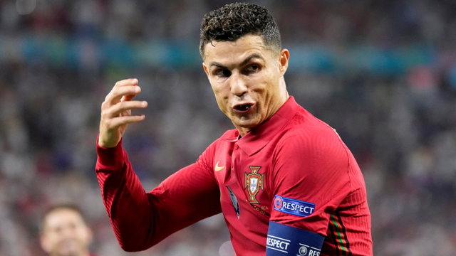 Pemain Portugal Cristiano Ronaldo merayakan gol pertama mereka di Puskas Arena, Budapest, Hongaria, Rabu (23/6). Foto: Pool via REUTERS/Darko Bandic