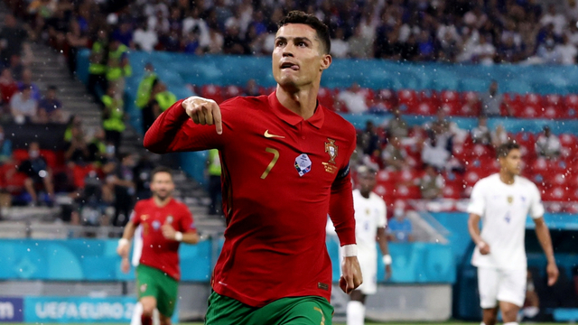 Pemain Portugal Cristiano Ronaldo berselebrasi usai mencetak gol kedua mereka dari titik penalti di Puskas Arena, Budapest, Hongaria, Rabu (23/6). Foto: Bernadett Szabo/REUTERS