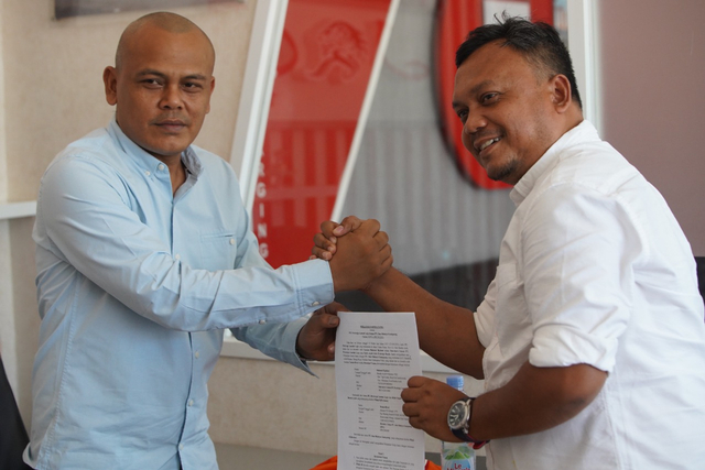 Direktur JRG Teuku Rival (kiri) bersama Sekretaris Umum Persiraja Banda Aceh. Foto: Dok. MO Persiraja