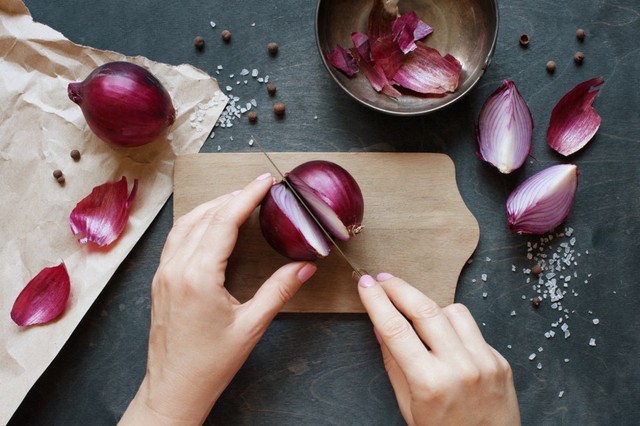 Ilustrasi memotong bawang merah. Foto: dok.shutterstock