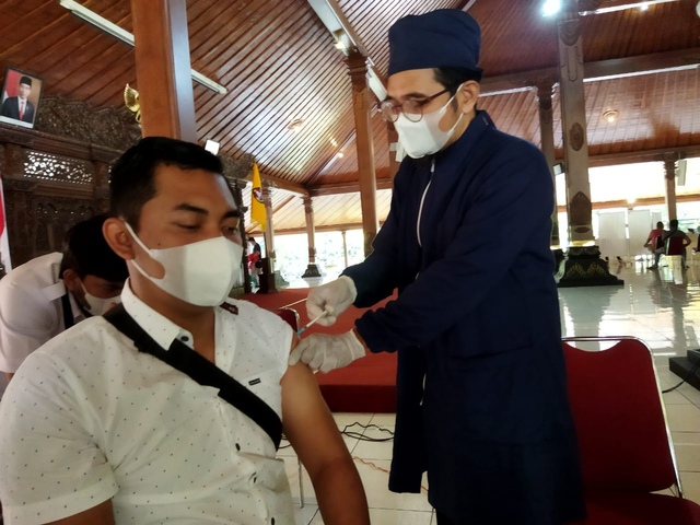 Pedagang tembakau mendapatkan vaksinasi Covid-19 di Pendapa Pengayoman, Rabu (23/6/2021). Foto: ari/Tugu Jogja