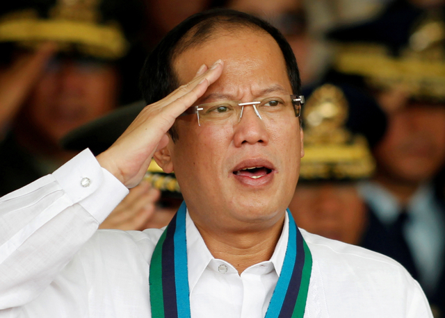 Presiden Filipina Benigno "Noynoy" Aquino III memberi hormat saat upacara serah terima panglima angkatan bersenjata yang baru di Kamp Aguinaldo di Kota Quezon, Metro Manila 2 Juli 2010. Foto: REUTERS/Erik de Castro