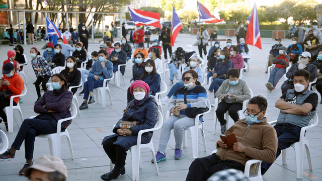 Orang-orang melakukan jarak sosial di tengah pandemi penyakit coronavirus (COVID-19) saat menghadiri suatu pertemuan di Ulaanbaatar, Mongolia (3/6/2021). Foto: RENTSENDORJ BAZARSUKH/REUTERS