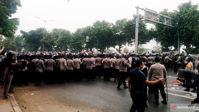 Polisi berjaga di depan "flyover" Pondok Kopi untuk mencegah massa simpatisan Rizieq Shihab ke Pengadilan Negeri Jakarta Timur, Jakarta, Kamis (24/6/2021). Foto:  ANTARA/Yogi Rachman