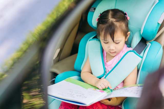 Ilustrasi anak membaca buku di mobil. Foto: Shutter Stock