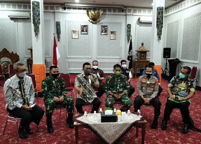 Wali Kota Cirebon Nashrudin Azis dan jajaran saat memberikan keterangan vaksinasi massal. (Juan)