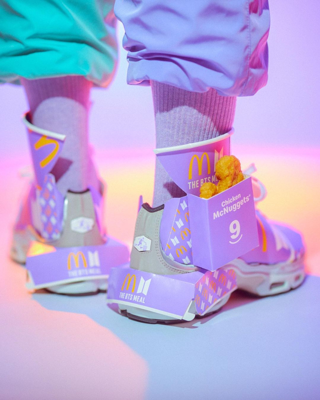 Tampilan Sepatu Sneakers yang Terbuat dari Bungkus BTS Meal (78402)