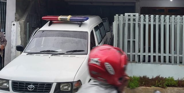 Ambulans dari RSUD Kardinah mengambil jenazah pasien COVID-19 yang meninggal dunia saat menjalani isolasi mandiri di kediamannya di Kelurahan Pekauman, Tegal Barat Kota Tegal, Kamis (24/6/2021). (istimewa)