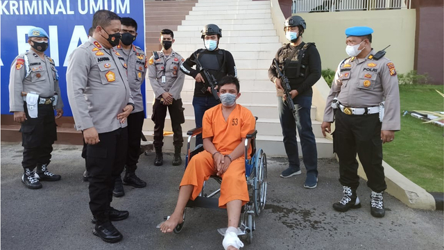 KAPOLDA Riau, Irjen Pol Agung Setya Imam Effendi, saat menginterogasi pelaku pembunuhan istri sendiri yang tak lain suami sendiri, Alex Iskandar Putra, Rabu (23/6/2021).  