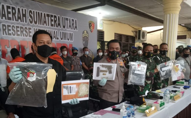 Kapolda Sumut Irjen Pol RZ Panca Putra Simanjuntak menunjukkan barang bukti pembunuhan Mara Salem Harahap. (Istimewa)