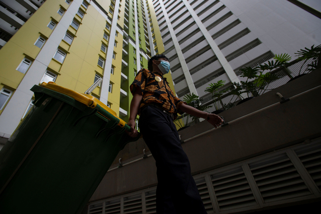 Karyawan berjalan di kompleks Rumah Susun (Rusun) Pasar Rumput, Jakarta, Kamis (24/6/2021). Foto: Aditya Pradana Putra/Antara Foto