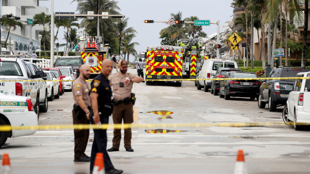 Gedung di Florida selatan runtuh. Foto: OCTAVIO JONES/REUTERS