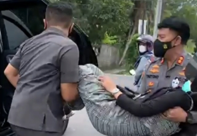 Tangkapan layar video aksi Kapolres Kulon Progo, AKBP Tartono, bopong ibu hamil yang pingsan di jalan. Foto: istimewa.