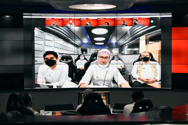 Bupati Indramayu, Nina Agustina saat peluncurran E-Retribusi melalui QRIS dan Program Kruwcil. (Frans)