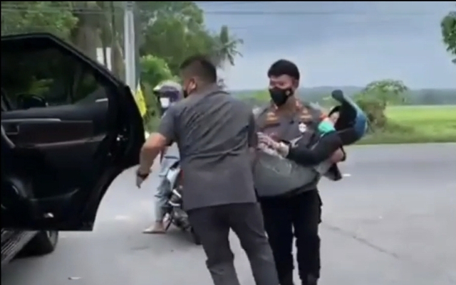Tangkapan layar video aksi Kapolres Kulon Progo, AKBP Tartono, bopong ibu hamil yang pingsan di jalan. Foto: istimewa.