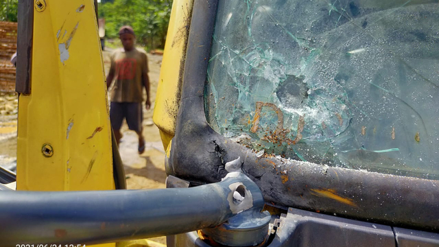 Kaca truk pengangkut material pasir dan batu yang ditembak KKB Tendius Gwijangge. (Dok Humas Polda Papua) 