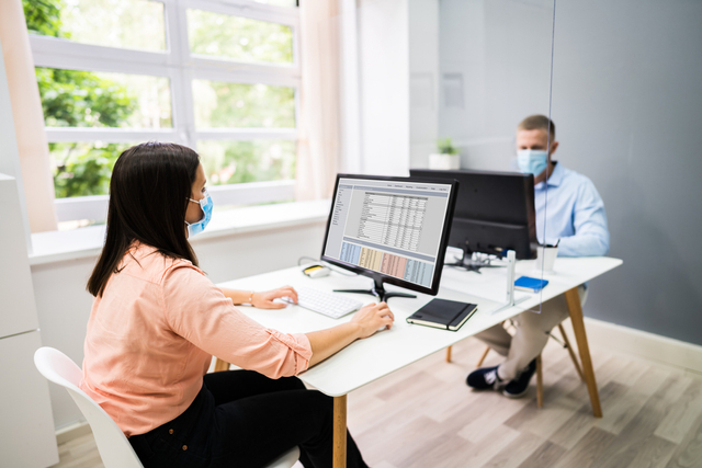 Ruangan kantor yang sempit dengan sirkulasi udara tidak memadai bisa meningkatkan risiko tertular virus. Foto: Shutterstock