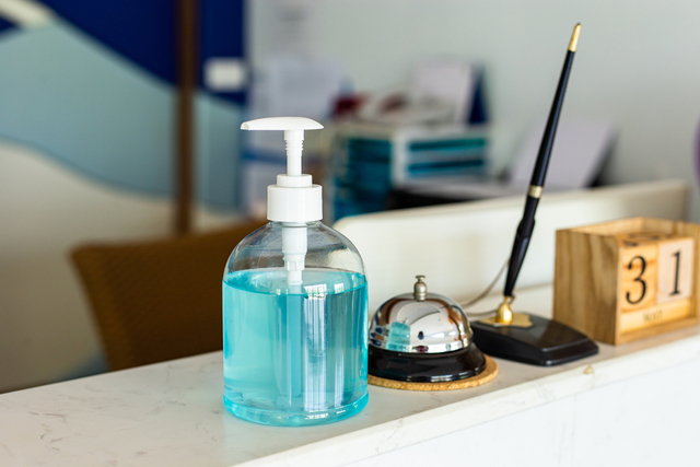 Idealnya, setiap kantor harus menyediakan healthy kit untuk meminimalisir kontaminasi virus di lingkungan kerja. Foto: Shutterstock