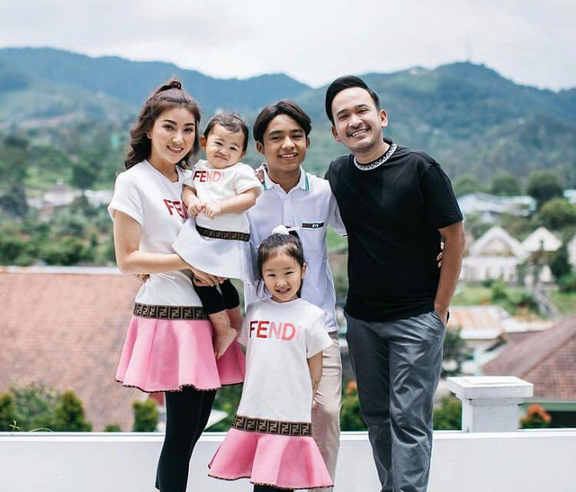 Ruben Onsu dan Keluarga. Foto: Instagram @sarwendah29