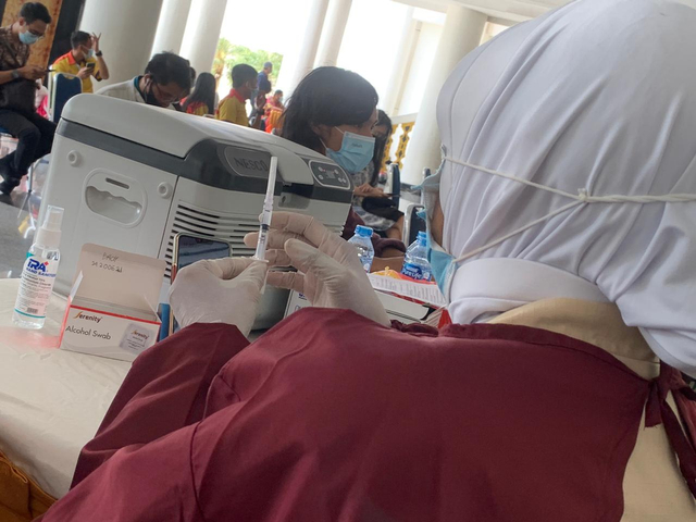 Suasana vaksinasi massal di Masjid Raya Mujahidin Pontianak. Foto: Teri/Hi!Pontianak  