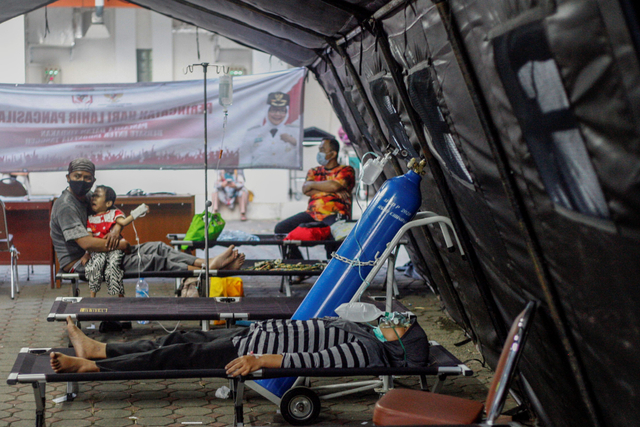 Pasien mendapatkan perawatan di tenda darurat Rumah Sakit Umum Daerah (RSUD) Cibinong, Kabupaten Bogor, Jawa Barat, Kamis (24/6/2021). Foto: Yulius Satria Wijaya/Antara Foto