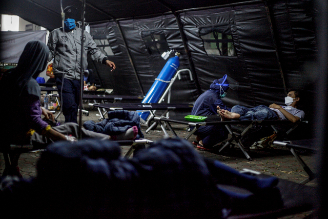 Pasien mendapatkan perawatan di tenda darurat Rumah Sakit Umum Daerah (RSUD) Cibinong, Kabupaten Bogor, Jawa Barat, Kamis (24/6/2021). Foto: Yulius Satria Wijaya/Antara Foto