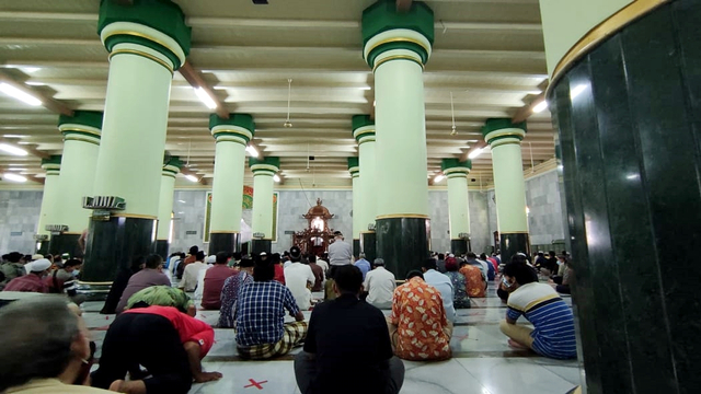 Salat jumat di Masjid Agung Kauman Semarang. Foto: kumparan