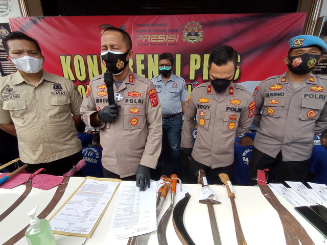 Jajaran Sat Reskrim Polres Cirebon Kota menggelar ekspose perkara kasus tawuran yang melibatkan 4 kelompok berandalan atau geng. (Anatasya)