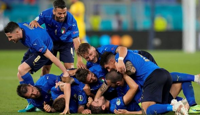 Pemain Italia Manuel Locatelli berselebrasi dengan rekan setimnya usai mencetak gol kedua mereka saat melawan Swiss, Rabu (16/6). Foto: Pool via REUTERS