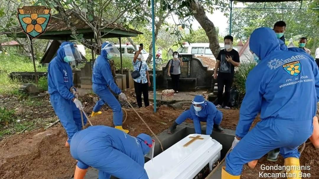 Viral Aksi Tim Muhammadiyah Makamkan Jenazah COVID-19 Non ...