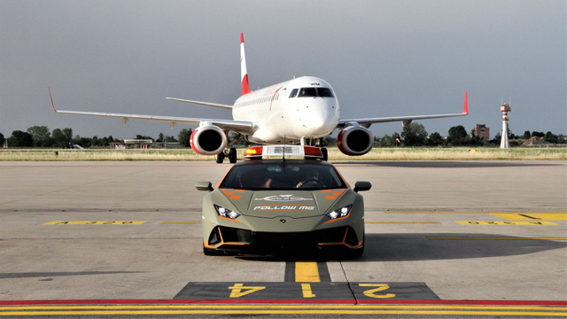 Bandara Ini Gunakan Lamborghini Sebagai Pemandu Pesawat (13220)