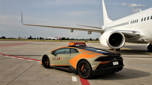 Bandara Ini Gunakan Lamborghini Sebagai Pemandu Pesawat (13221)