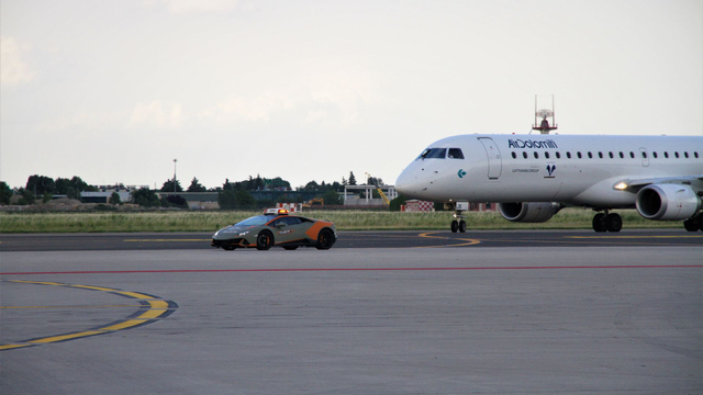 Bandara Ini Gunakan Lamborghini Sebagai Pemandu Pesawat (13222)