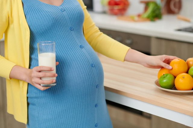 Ilustrasi kapan sebaiknya minum susu ibu hamil (Sumber : Freepik)