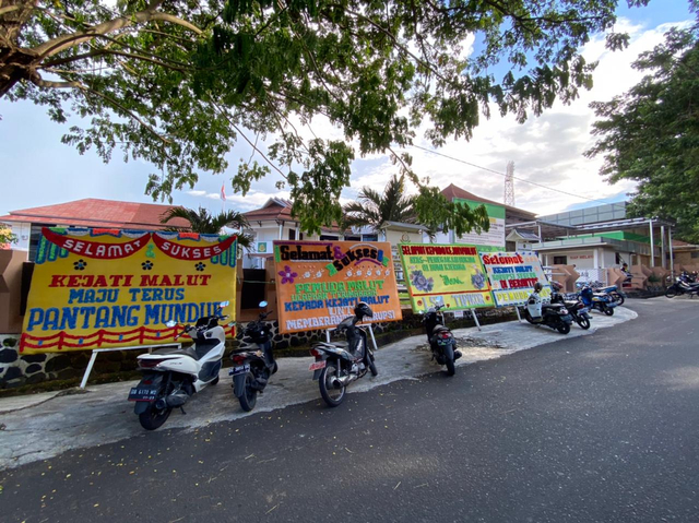 Karangan bunga apresiasi di depan Kejati Maluku Utara. Foto: Samsul Hi Laijou/cermat