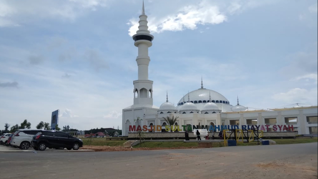 Suasana Masjid Sultan Mahmud Riayat Syah / Masjis Agung II Batam pada salat Jumat (25/6). Foto: Zalfirega/kepripedia.com