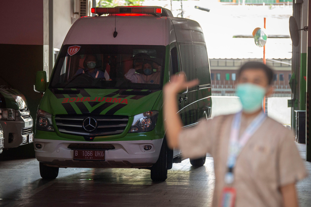 Petugas mengendarai mobil Ambulans Gawat Darurat Dinas Kesehatan DKI Jakarta untuk menjemput bayi terkonfirmasi negatif yang ibunya terpapar COVID-19 di Jakarta. Foto: Aditya Pradana Putra/Antara Foto