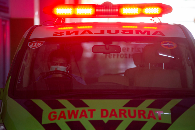 Petugas mengendarai mobil layanan Ambulans Gawat Darurat (AGD) di Kantor Dinas Kesehatan (Dinkes) DKI Jakarta, Jakarta, Jumat (25/6/2021). Foto: Aditya Pradana Putra/Antara Foto