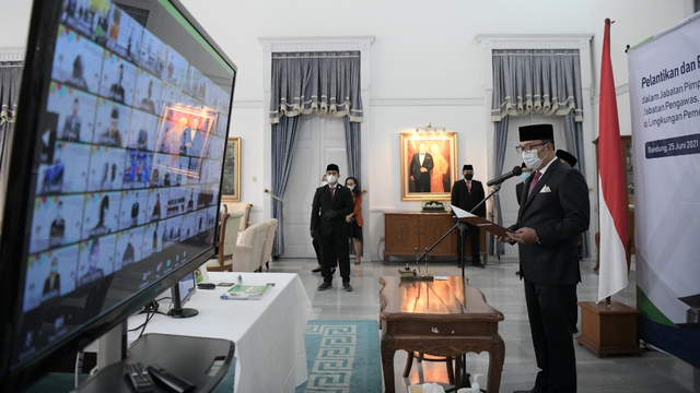 Gubernur Jawa Barat Ridwan Kamil saat melantik Dirut RS Hasan Sadikin, Nina Susana Dewi, sebagai Kepala Dinas Kesehatan Jawa Barat. Foto: Dok. Istimewa