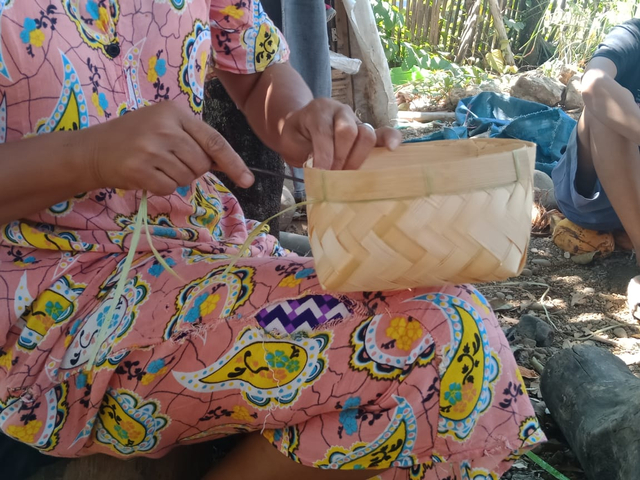 Besek, kerajinan bambu yang memanfaatkan pemberdayaan perempuan di yakini dapat meningkatkan ekonomi di tengah pandemi melalui kurban go green, Kurban Asik Tanpa Plastik. (Jumat, 25/06/2021). Sumber Dompet Dhuafa