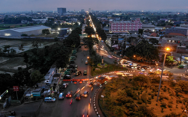 Foto udara penutupan Jalan Soekarno-Hatta di perbatasan Kota Bandung dan Kabupaten Bandung, Jawa Barat, Jumat (25/6/2021). Foto: Raisan Al Farisi/Antara Foto