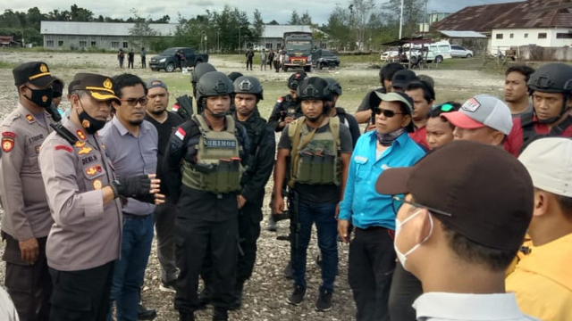 Kapolres Yahukimo, AKBP Deni Herdiana saat memimpin proses evakuasi jenazah korban tembak KKB di Kampung Bingky, Distrik Seradala, Yahukimo. (Dok Humas Polda Papua) 