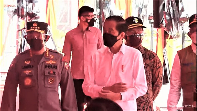 Jokowi Tinjau Vaksinasi 7.500 Orang di Lapangan Bhayangkara Mabes Polri (382574)