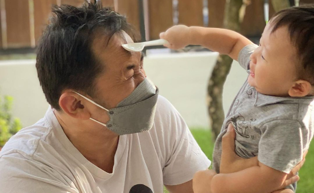 Hanung Bramantyo bercengkrama dengan anaknya setelah dinyatakan nogetif COVID-19. Foto: dok. Zaskia Adya Mecca