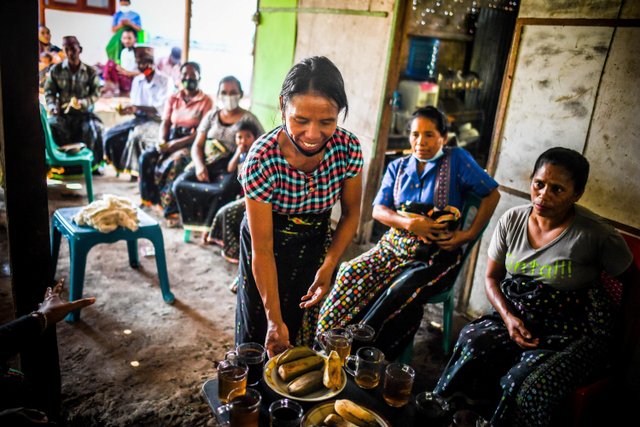 Sejumlah mama bersantai di Rumah Tenun Kelompok Dahlia, Desa Lembor, Manggarai Barat, Nusa Tenggara Timur. Foto: Rivan Awal Lingga/ANTARA FOTO