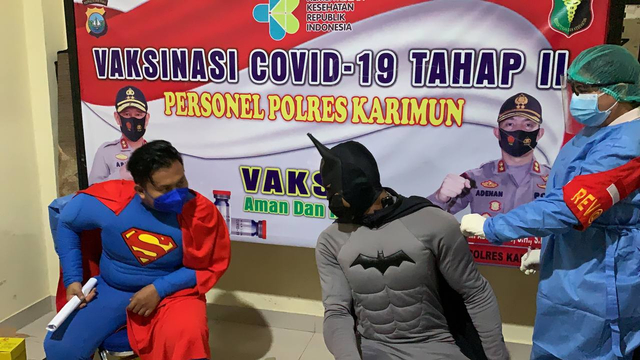 Pria berkostum Superman dan Batman ikut disuntik vaksin COVID-19. Foto: Khairul S/kepripedia.com