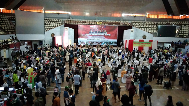 Antusias Warga Lakukan Vaksin COVID-19 Timbulkan Kerumunan di GSG Unila (1)