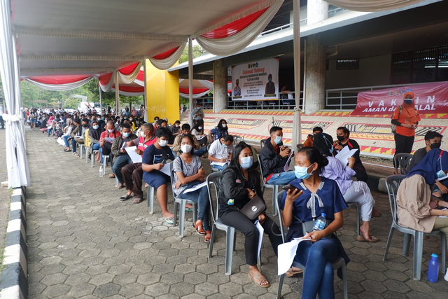 Antusias Warga Lakukan Vaksin COVID-19 Timbulkan Kerumunan di GSG Unila (2)